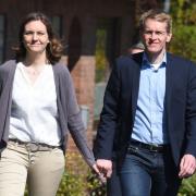 Der CDU-Spitzenkandidat Daniel Günther geht mit seiner Ehefrau Anke zum Wahllokal in Eckernförde (2017).