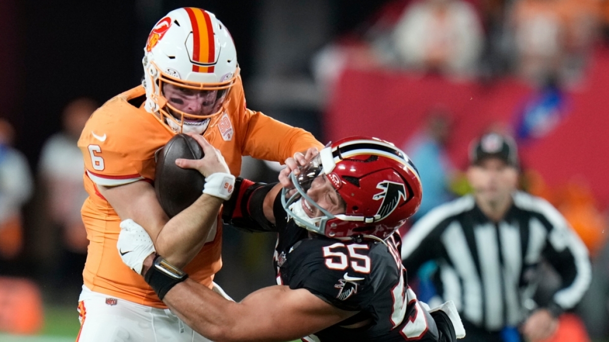 Baker Mayfiled von den Tampa Bay Bauccaneers stiff-armed Kaden Elliss von den Atlanta Falcons, am 11.12.2025. (Symbolbild) (Foto)