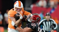 Baker Mayfiled von den Tampa Bay Bauccaneers stiff-armed Kaden Elliss von den Atlanta Falcons, am 11.12.2025. (Symbolbild)