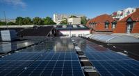 Solarmodule liegen auf einem Dach (Archivbild)