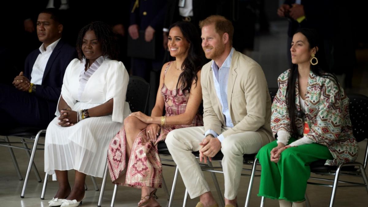 Prinz Harry und Meghan Markle flankiert von Kolumbiens Vizepr&auml;sidentin Francia M&aacute;rquez (l) und der Xiomara Suescun. (Foto)