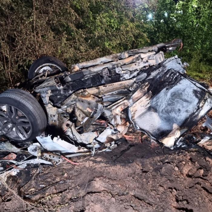 Auto kracht gegen Baum! Vater (42) und Sohn (12) sterben
