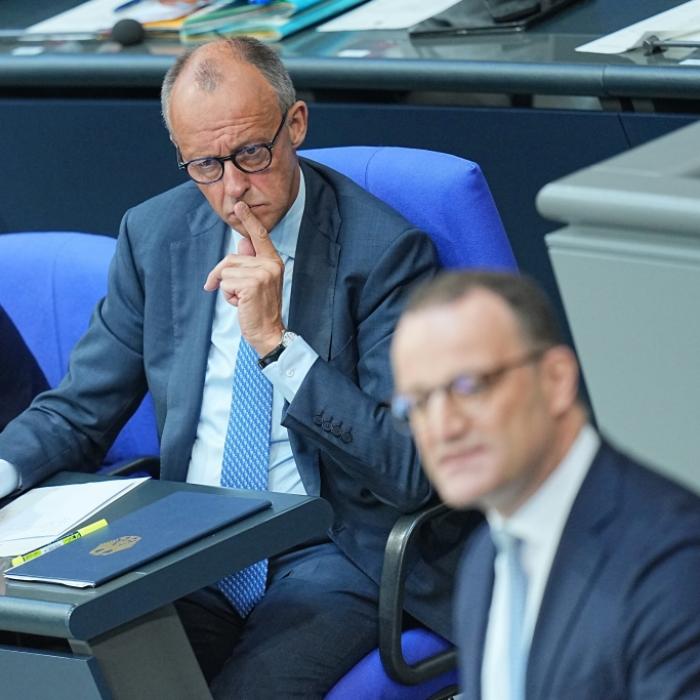 Kanzler erwägt nach Spahn-Rücktritt Kabinettsumbildung