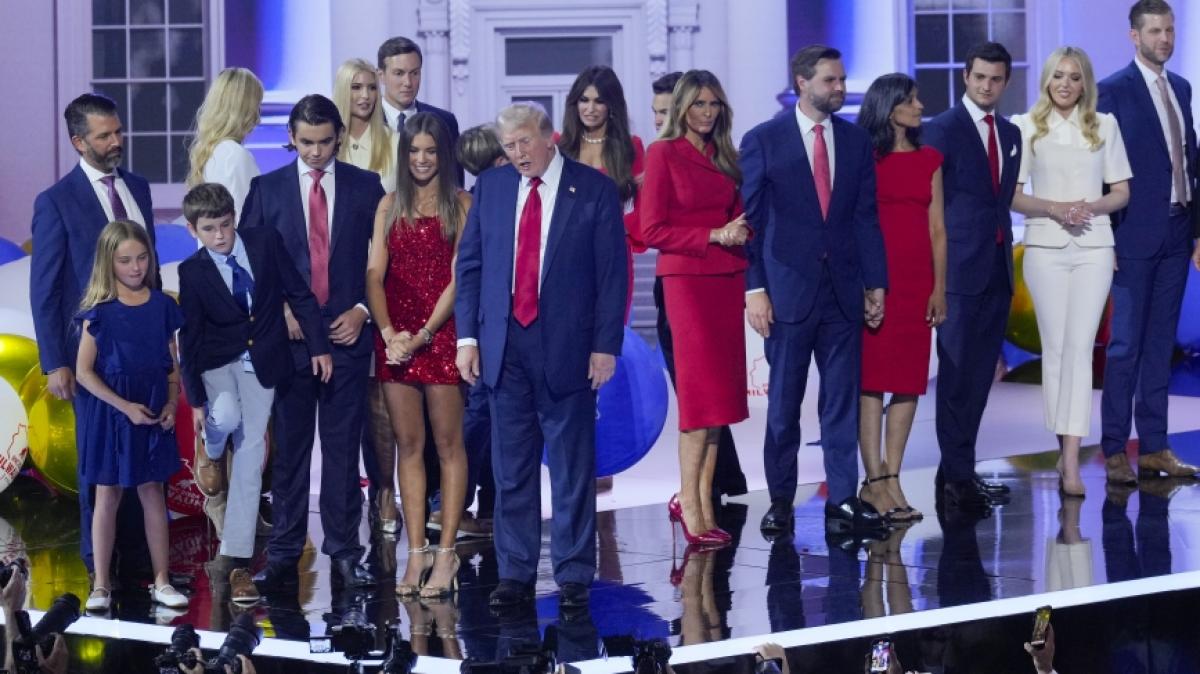 Auf welche Familienmitglieder st&uuml;tzt sich Donald Trump (Mitte) besonders? (Foto)