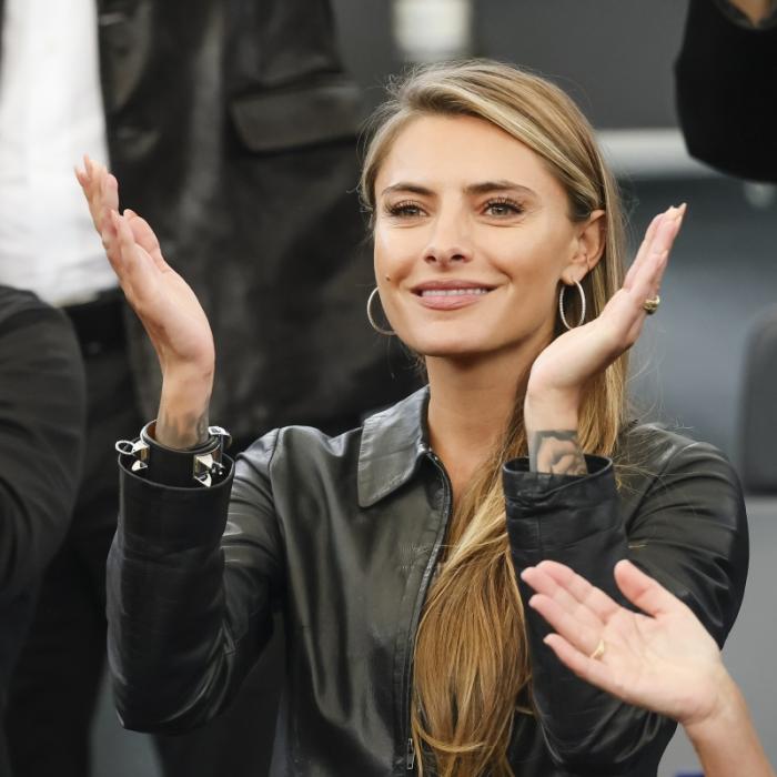 In ihren Mini-Shorts stiehlt sie Stefan Raab glatt die Show