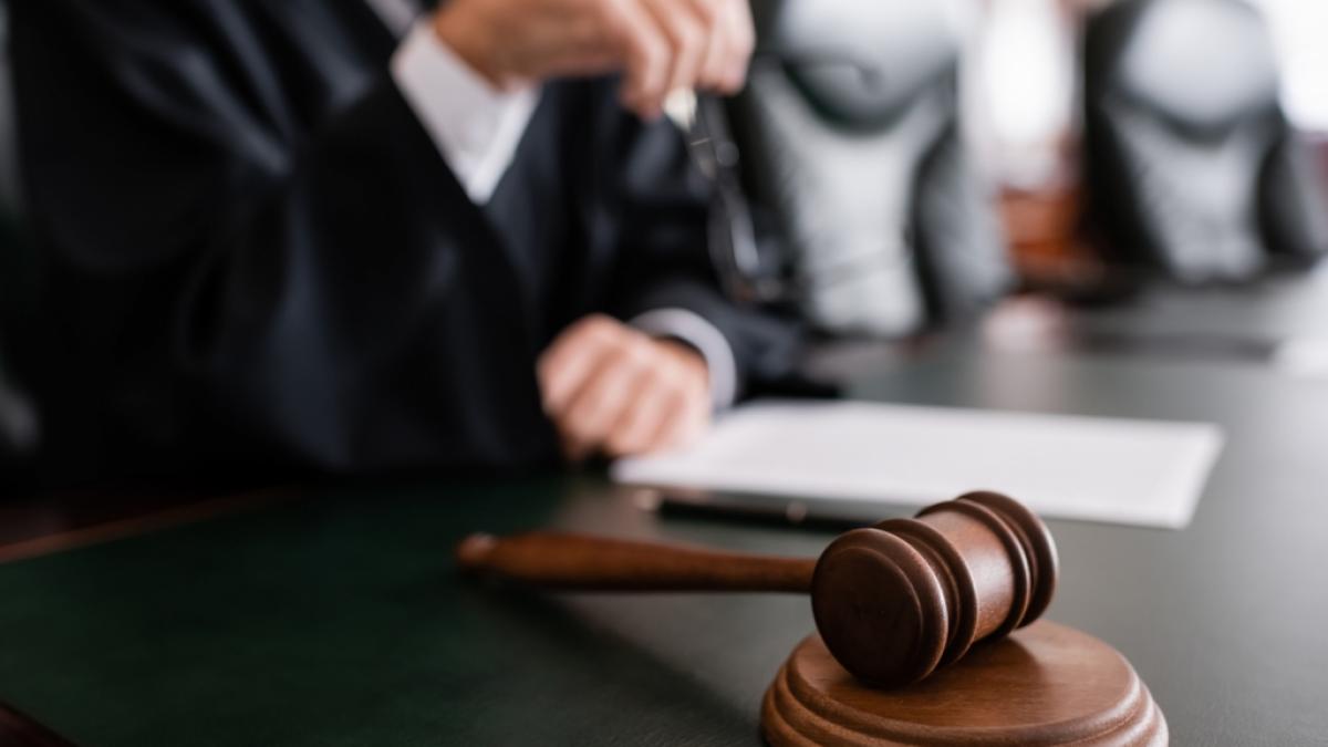 Noch w&auml;hrend ein 57-J&auml;hriger des sexuellen Kindesmissbrauchs schuldig gesprochen wurde, nahm sich der Angeklagte im Gerichtssaal das Leben (Symbolfoto). (Foto)