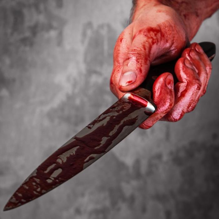 Wie von Sinnen! 16-Jährige sticht auf schwangere Mutter ein