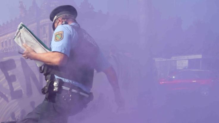 Am Wochenende hat ein Polizist einem Demonstranten mit Waffengewalt gedroht.