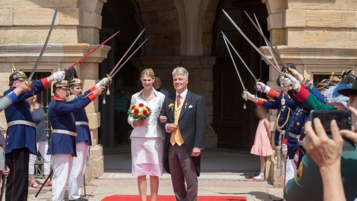 Prinzessin Stephanie von Sachsen-Coburg und Gotha und ihr Mann Jan Stahl kommen nach ihrer Trauung aus Schloss Friedenstein. (Foto)