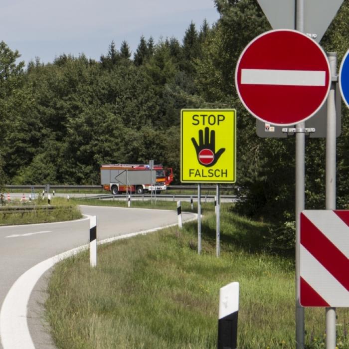 Geisterfahrer floh mit falschen Kennzeichen vor Polizeikontrolle - 3 Tote