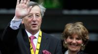 Jean-Claude Juncker winkt neben seiner Ehefrau Christiane vom Balkon des Aachener Rathauses 2006.