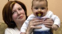 Annegret Raunigk ist mit 65 Jahren und nach 13 Kindern nun mit Vierlingen schwanger. Ihr jüngstes Kind Lelia (Foto) kam 2005 zur Welt.