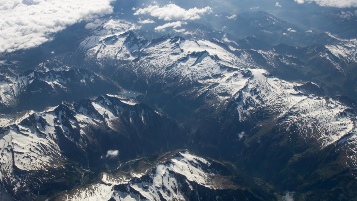 &Ouml;sterreich, Zillertaler Alpen: Blick aus einem Flugzeug auf die Zillertaler Alpen und den Schlegeisspeicher. (Foto)