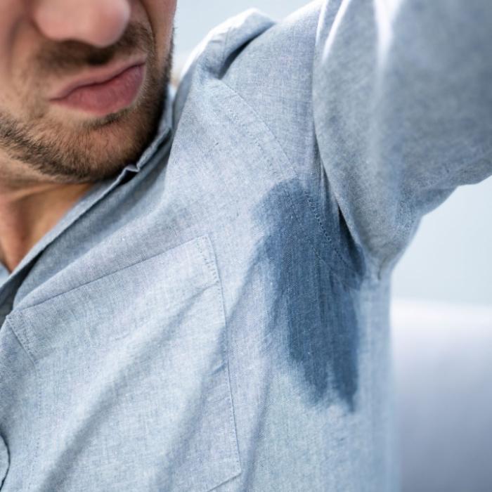 Was hilft wirklich gegen Schweiß? Ein Dermatologe gibt Tipps