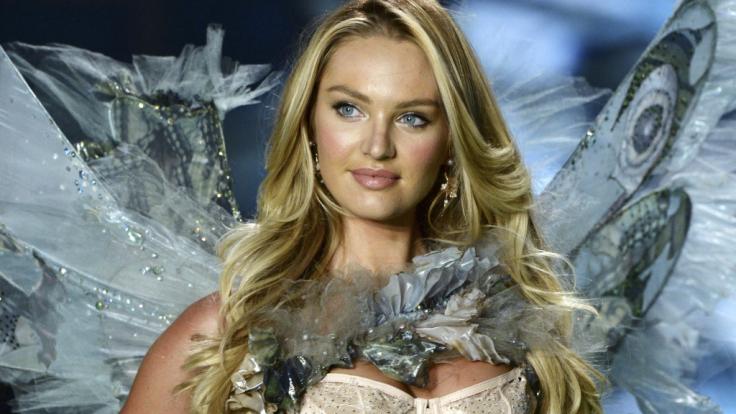 Candice Swanepoel verzückt ihre Fans im knappen Bikini.