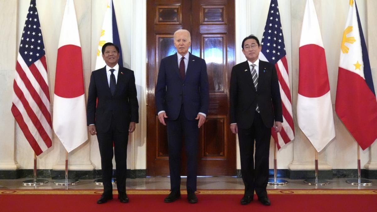 Joe Biden (Mitte) traf sich am Donnerstag mit Philippinen-Pr&auml;sident Ferdinand "Bongbong" Marcos Jr. (l.) und Japans Premierminister Fumio Kishida (r.). (Foto)
