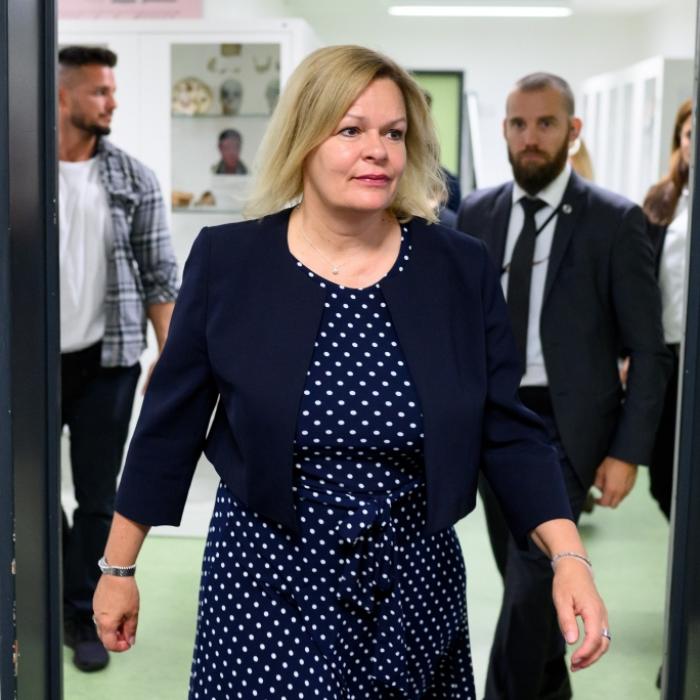 Abschiebeplan stößt auf Widerstand! Innenministerin für Clan-Vorschlag zerrissen