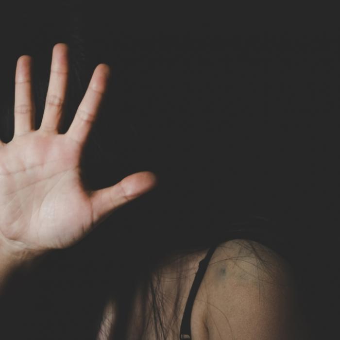 4 Männer vergewaltigen Frau - Ehemann muss Tat ansehen