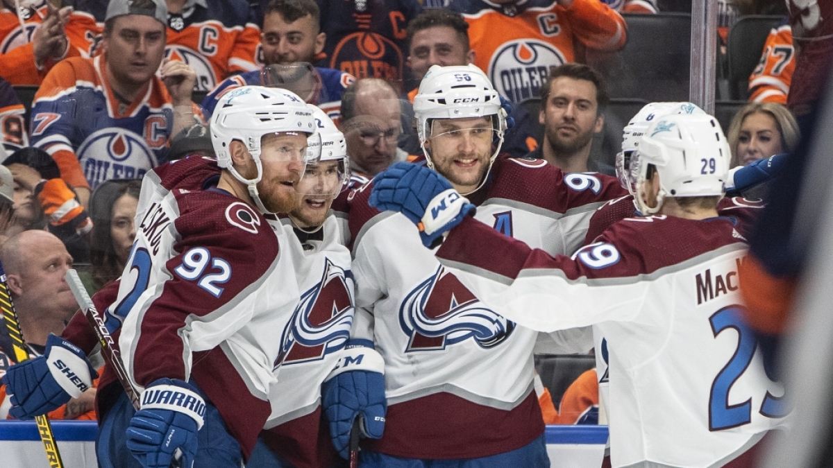 NHL, Edmonton Oilers - Colorado Avalanche Western Conference, Conference-Finale, 4. Spieltag: Gabriel Landeskog (92), Artturi Lehkonen (62), Kurtis MacDermid (56) und Nathan MacKinnon (29) von Colorado Avalanche feiern ein Tor. (Foto)