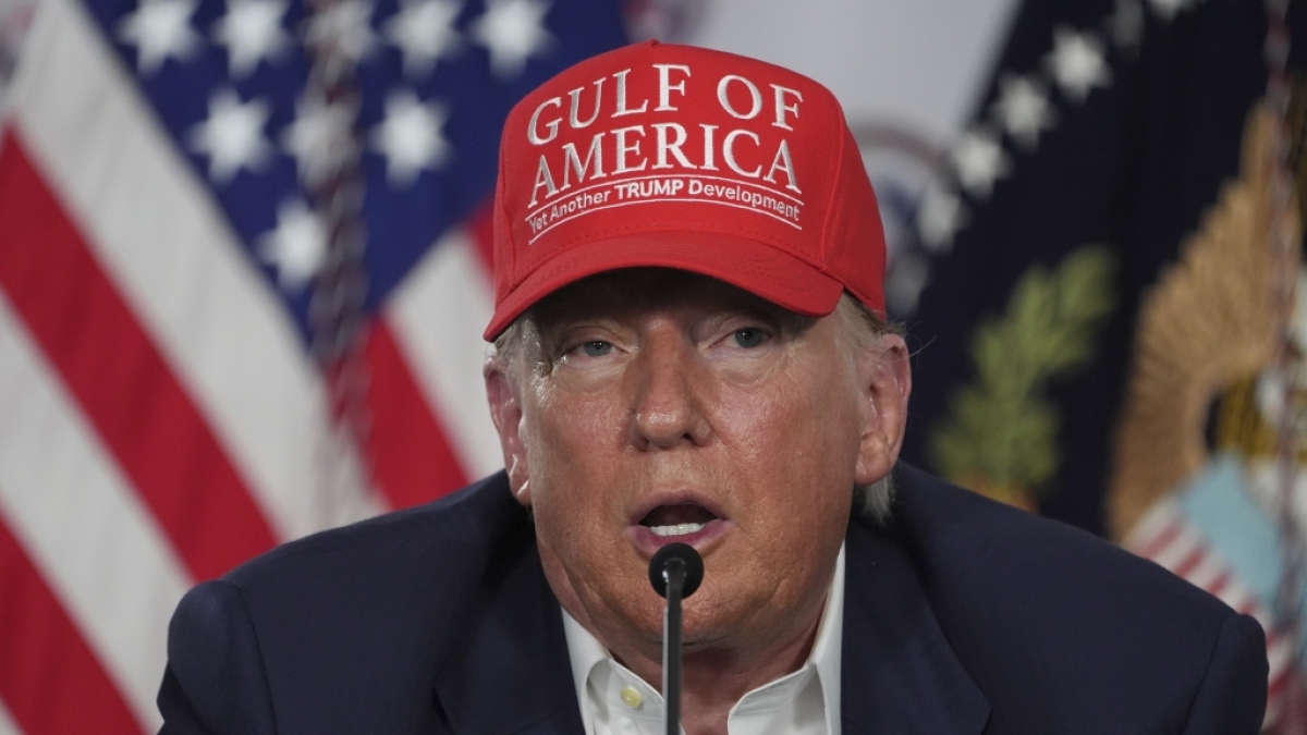 Donald Trump schw&auml;rmt von der rassistischen Influencerin Laura Loomer. (Foto)