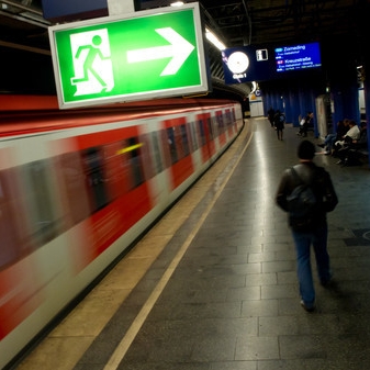 Nach Halloweenparty: Frau von S-Bahn mitgerissen
