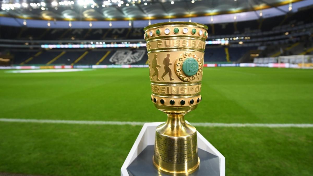 Eine Kopie des DFB-Pokals steht vor den Spielen des Wettbewerbs am Spielfeldrand. (Foto)