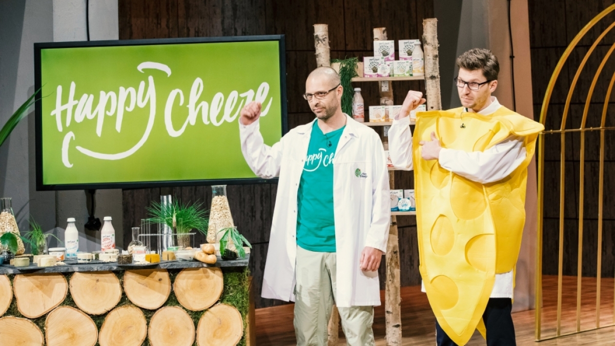 Dr. Mudar Mannah (l.) und Rocky W&uuml;st aus Cuxhaven pr&auml;sentieren mit "Happy Cheeze" veganen K&auml;se. Sie erhoffen sich ein Investment von 500.000 Euro f&uuml;r 10 Prozent ihres Unternehmens. (Foto)