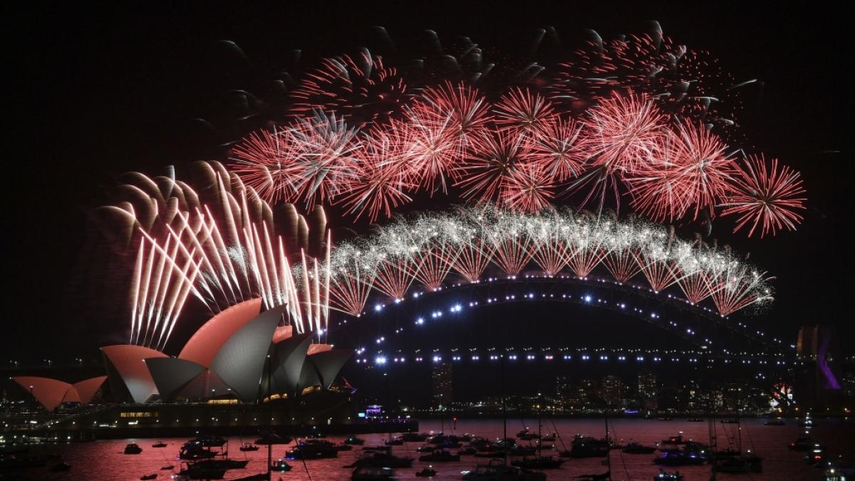 Feuerwerksk&ouml;rper explodieren &uuml;ber dem Opernhaus und der Harbour Bridge von Sydney w&auml;hrend der Silvesterfeierlichkeiten. (Foto)