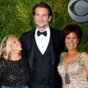 Bradley Cooper mit seiner Mutter Gloria Campano (l.) und seiner Schwester Holly Cooper.