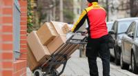 Die DHL Deutsche Post dreht Ende 2019 an der Preisschraube: Das Porto für Pakete soll steigen.