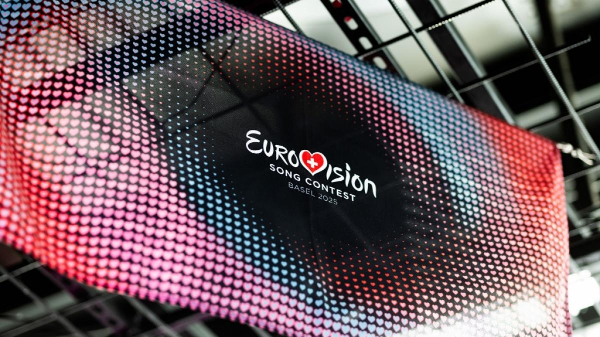 Eine Fahne mit dem offiziellen Design des Eurovision Song Contest (ESC) 2025 h&auml;ngt in einem Club in Basel. (Foto)