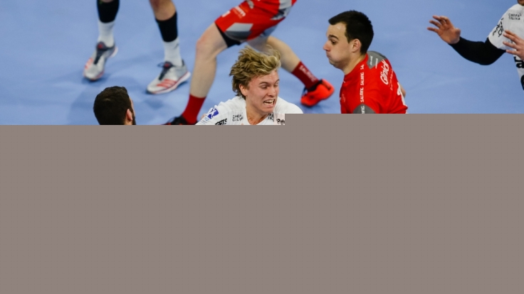 THW Kiels Gisli Thorgeir Kristjansson (M) im Viertelfinale gegen Spieler des MT-Melsungen.