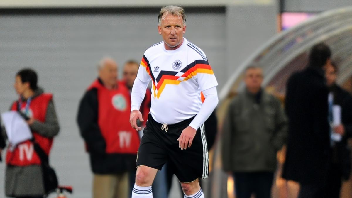 Nach dem Tod von Andreas Brehme (hier 2010) trauern deutsche Fu&szlig;ball-Klubs in den sozialen Netzwerken um den WM-Helden von 1990. (Foto)