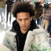Mit dieser Jacke sorgte Leroy Sané bei seiner Ankunft in Wolfsburg für Gesprächsstoff.