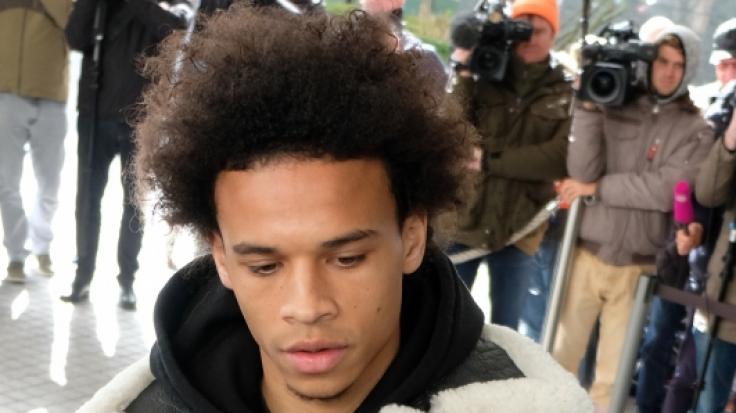 Mit dieser Jacke sorgte Leroy Sané bei seiner Ankunft in Wolfsburg für Gesprächsstoff.