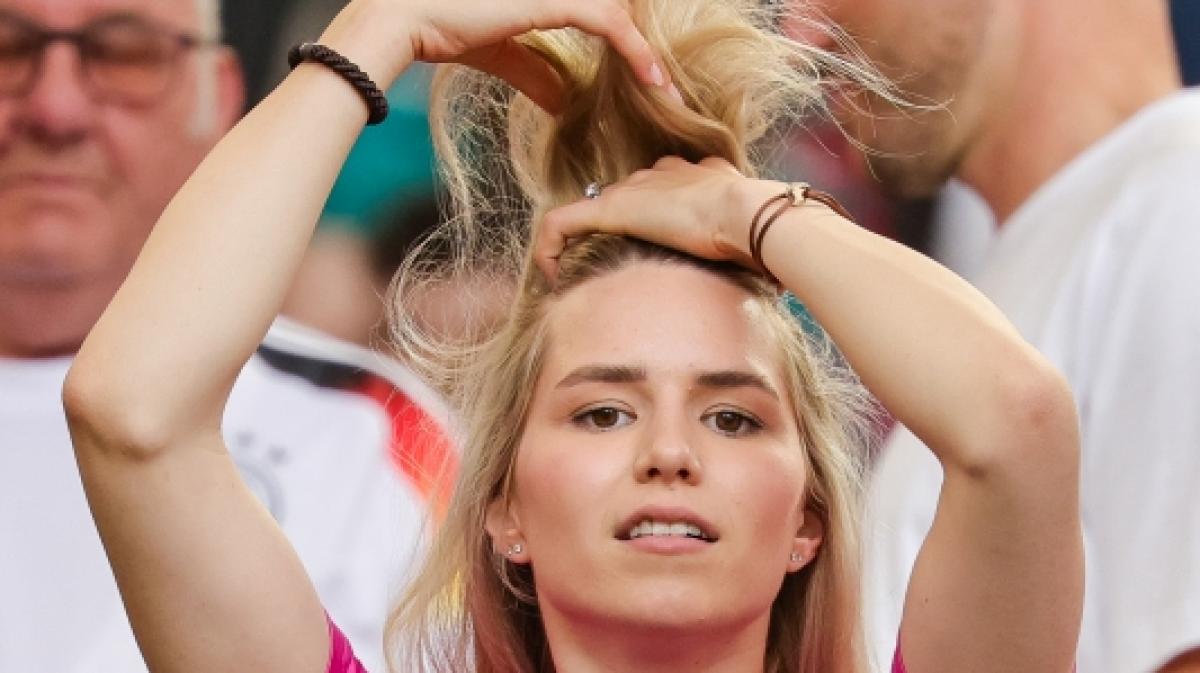 Anika Neuer, Frau von Deutschlands Torwart Manuel Neuer, begeisterte drei Monate nach der Geburt ihres ersten Kindes im l&auml;ssigen Bauchfrei-Look. (Foto)