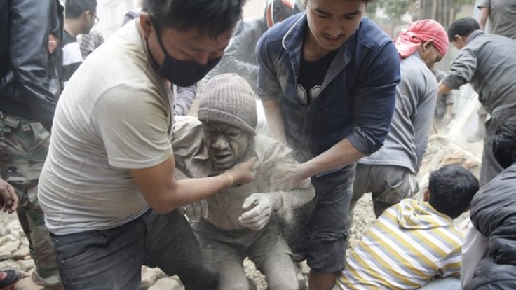 Nach dem Erdbeben bergen Helfer Überlebende aus den Trümmern in Kathmandu.