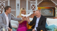 Zu Gast sind die schwangere Michelle Hunziker und Entertainer Stefan Raab, der die Gelegenheit nutzt und seinen selbstentworfenen Duschkopf vorstellt.