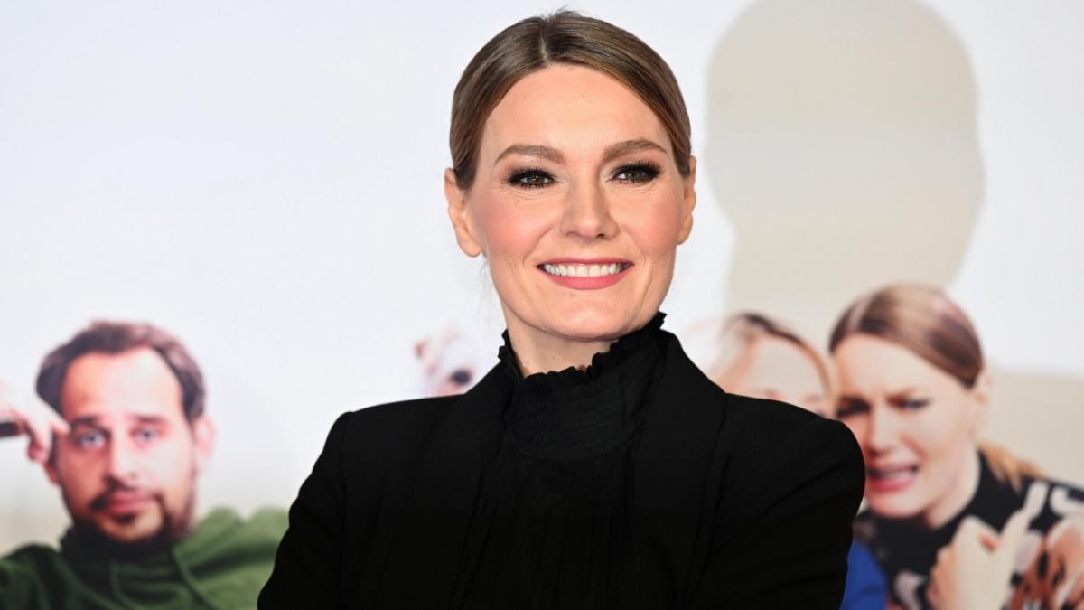 Komikerin und Schauspielerin Martina Hill zeigt sich bei der Premiere des Films "Caveman" am Roten Teppich. (Foto)