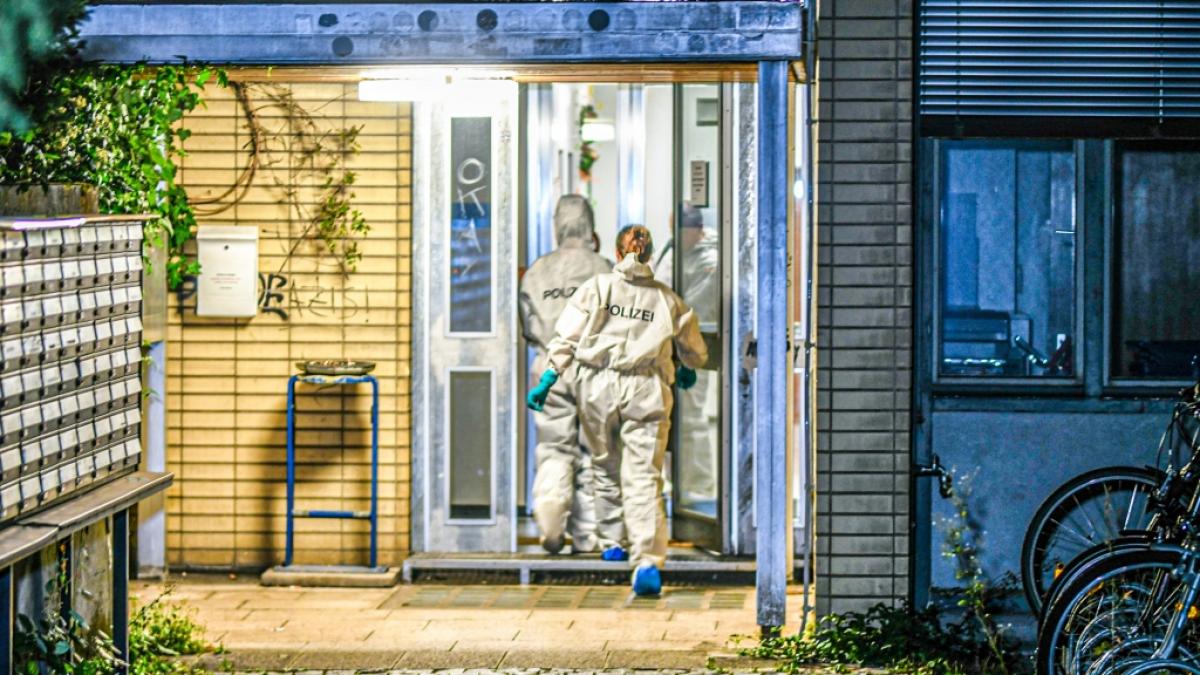 Nach dem Fund einer Frauenleiche sind Polizeibeamte der Spurensicherung im Einsatz. (Foto)