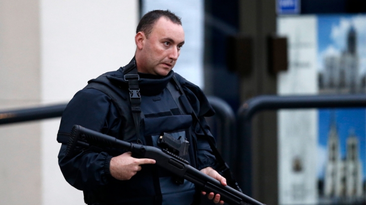 Muss man sich an solche Bilder gewöhnen? Ein schwerbewaffneter Polizist bei einem Anti-Terror-Einsatz.