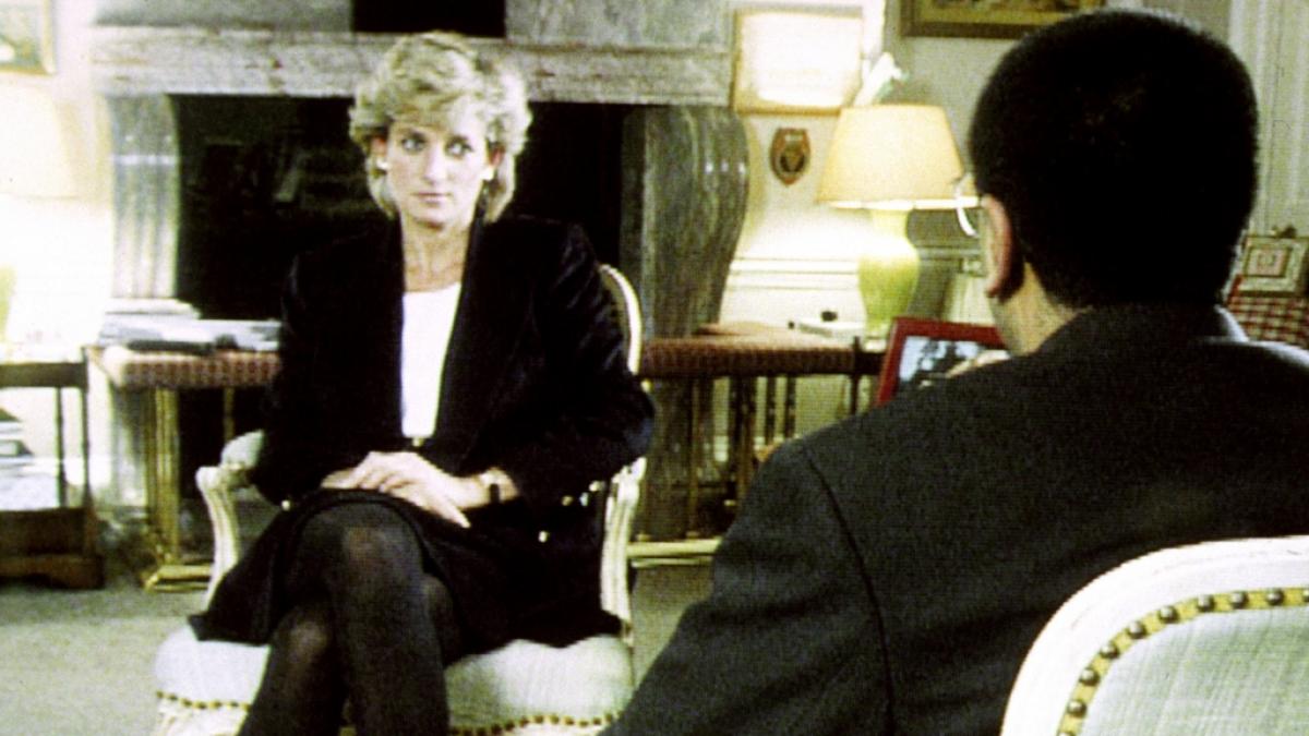 Prinzessin Diana im Gespr&auml;ch mit BBC-Reporter Martin Bashir beim Interview des britische Fernsehsenders BBC. (Foto)
