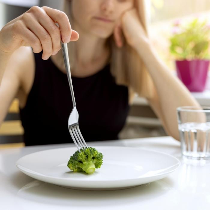 Zu wenig Essen macht dick: Warum Hungern den Stoffwechsel lahmlegt