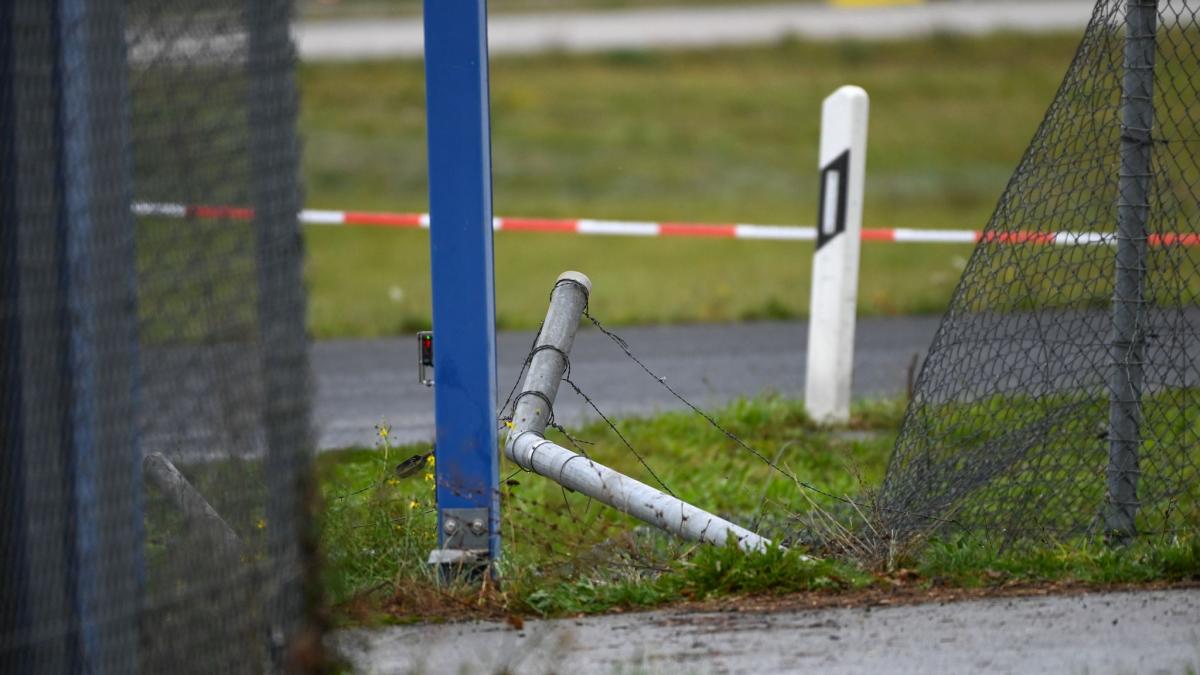 Kurz vor 23.00 Uhr wurde der Polizei zufolge eine "Besch&auml;digung an einem Zaun zum Flughafen" festgestellt. (Foto)