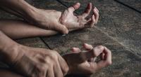 Eine Frau wurde am Strand vor den Augen ihres Mannes vergewaltigt.