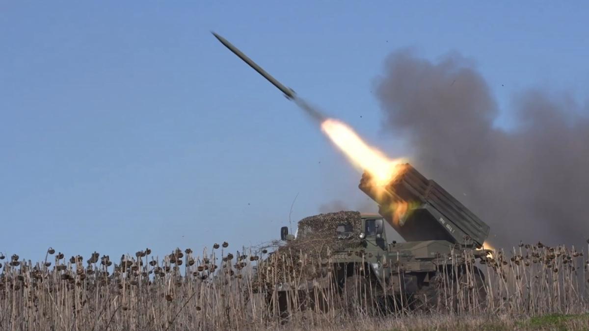Eine russische Rakete wird auf eine ukrainische Stellung abgefeuert. K&ouml;nnte eine Aufteilung ukrainischer Gebiete den Krieg beenden? (Foto)