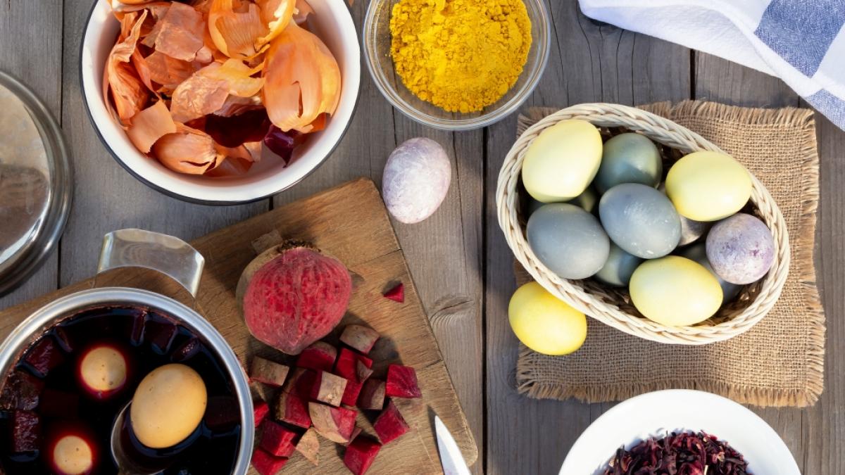 Ostereier kann man ganz einfach mit Naturfarben f&auml;rben. (Foto)
