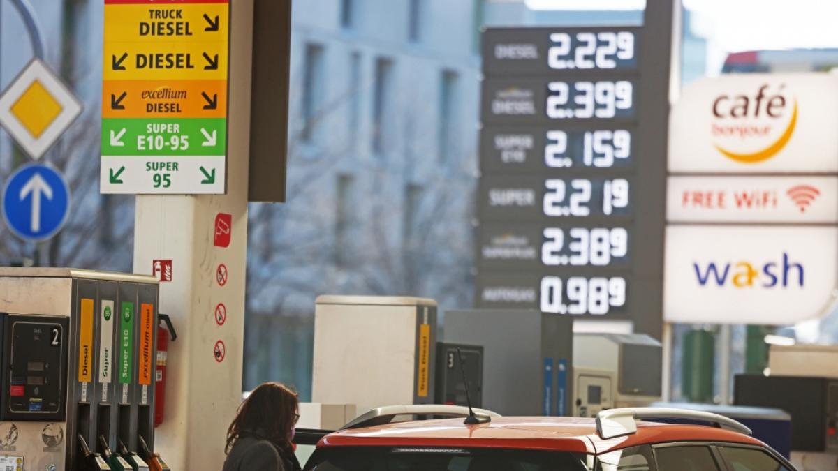 So teuer wie noch nie: Die aktuellen Spritpreise liegen fl&auml;chendeckend jenseits der 2-Euro-Grenze. (Foto)