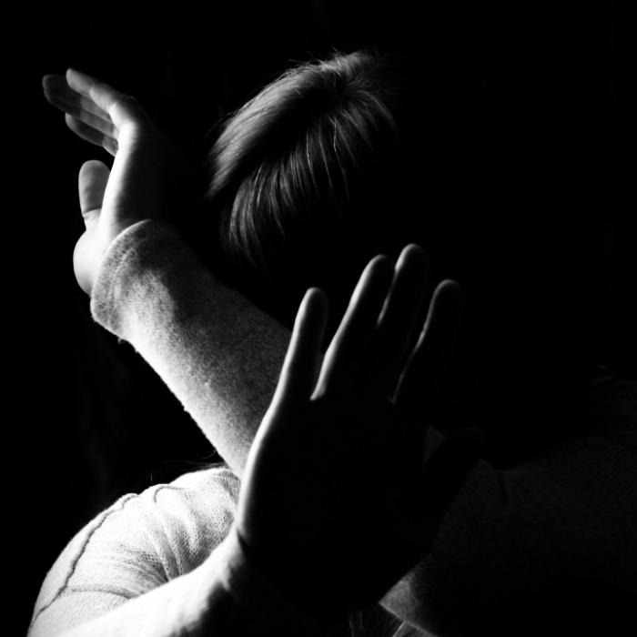 Junge Frau (19) von mehreren Jugendlichen missbraucht