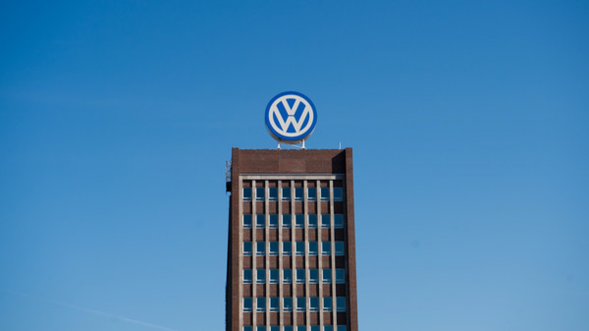 Lange Zeit galt die Volkswagen AG als deutsches Vorzeigeunternehmen. Inzwischen k&auml;mpft der Konzern mit den Folgen des "Dieselgate". (Foto)